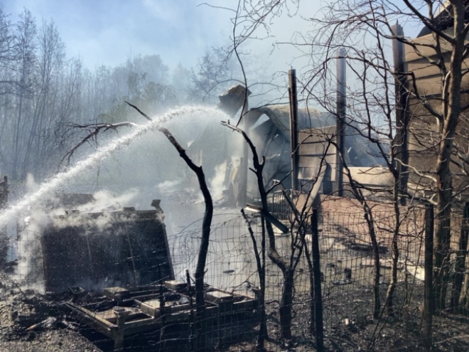 De brandweer is nog bezig met blussen, maar de rook is inmiddels veel minder.  ...  <a href="/gemeentealtena/">Gemeente Altena</a> 👉 Meer informatie: vrmwb.nl/actueel/202504…