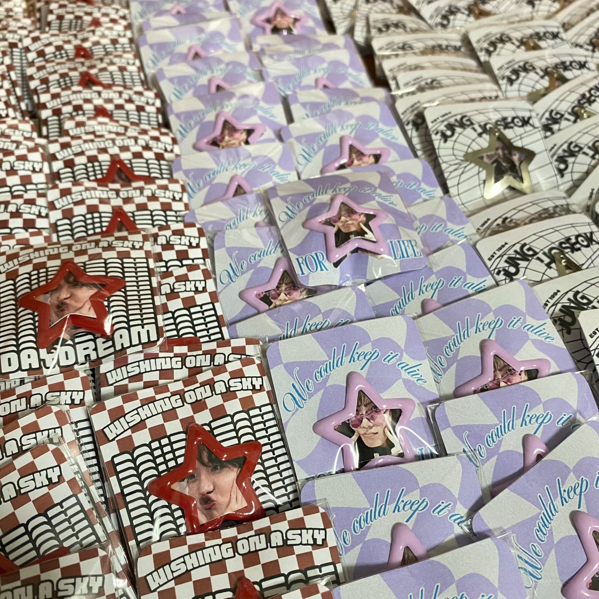 busantodaegu's tweet photo. final count!

- 200 mini banners
- 250 straps
- 100 keychains
- 300 star clips

ive spent my nights and weekends putting this together 🥹 I really hope everyone who receives my freebies appreciates it. see u all 💜 https://t.co/V29Fln0jjB