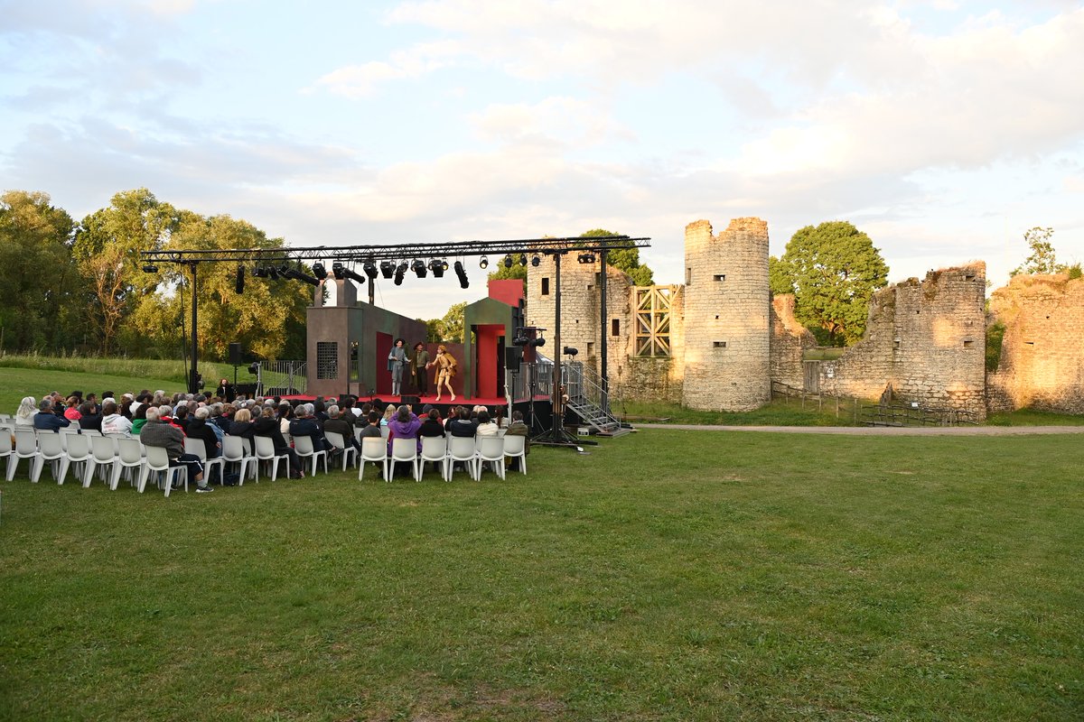 DepVendee's tweet photo. 🎭Le festival de théâtre en plein air Terre-Neuve en Vendée est de retour du 13 au 27 juin !

Au-delà des 7 représentations prévues au @CTerreNeuve à Fontenay-le-Comte, 2 soirées "hors les murs" sont organisées au château de Commequiers et au château du Parc Soubise, à Mouchamps. https://t.co/TfaYD9ll9v