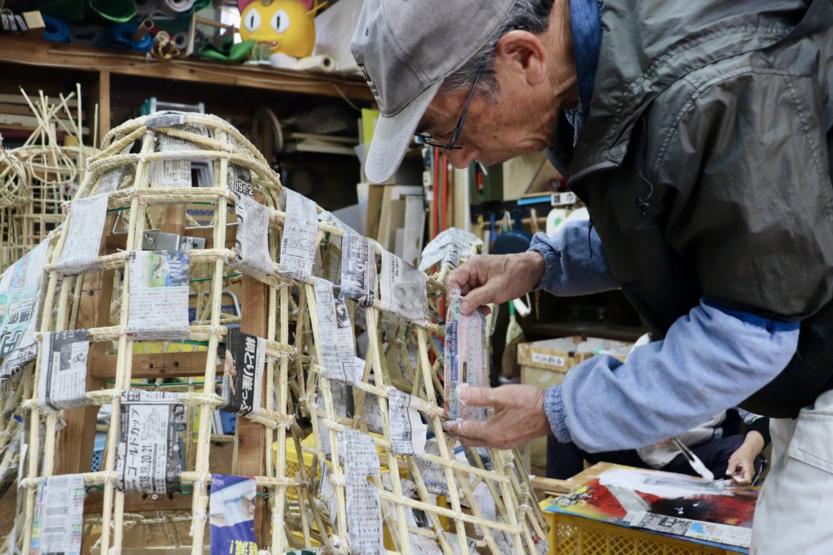 ikiningyo's tweet photo. 【#本日の吉浜】短冊状の新聞紙を市松模様のように貼る、下貼りの作業が進んでいます♪次世代エース？は副会長から��殻作りの指南を受けていました✨午後からは4番館で展示していた人形の撤収も🐅
#人形小路花まつり
#吉浜細工人形 
#愛知県高浜市
#等身大人形
#菊人形 https://t.co/AgirmhwjIg