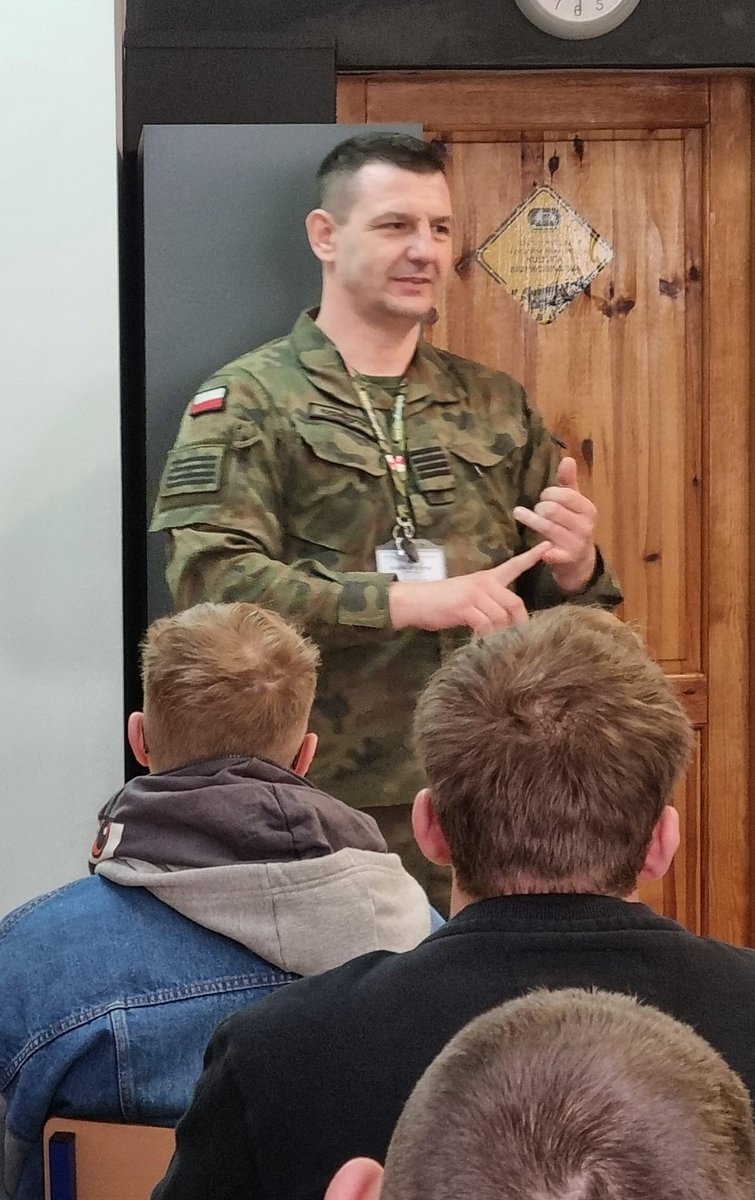 WCRKalisz's tweet image. 🎓Ostatnia prosta przed maturami? 
Nasz #MZR dziś ZSP nr 2 w Jarocinie 🇵🇱
📚Przed Wami ważne decyzje, a my jesteśmy po to, by odpowiedzieć na pytania, rozwiać wątpliwości i pokazać, że wojsko to nie tylko mundur, ale też przyszłość, rozwój i stabilność.

👉zostanzolnierzem.pl