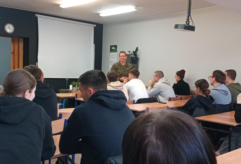 WCRKalisz's tweet image. 🎓Ostatnia prosta przed maturami? 
Nasz #MZR dziś ZSP nr 2 w Jarocinie 🇵🇱
📚Przed Wami ważne decyzje, a my jesteśmy po to, by odpowiedzieć na pytania, rozwiać wątpliwości i pokazać, że wojsko to nie tylko mundur, ale też przyszłość, rozwój i stabilność.

👉zostanzolnierzem.pl