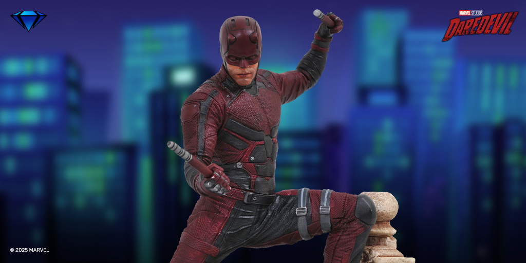 Matt Murdock returns, wielding his twin batons, in this Gallery Diorama based on his appearance in Marvel's Daredevil series on Netflix! Previously a Disney Store exclusive, he is now available to pre-order online! bit.ly/DaredevilNetfl…

#Daredevil #GalleryDiorama #PVCDiorama