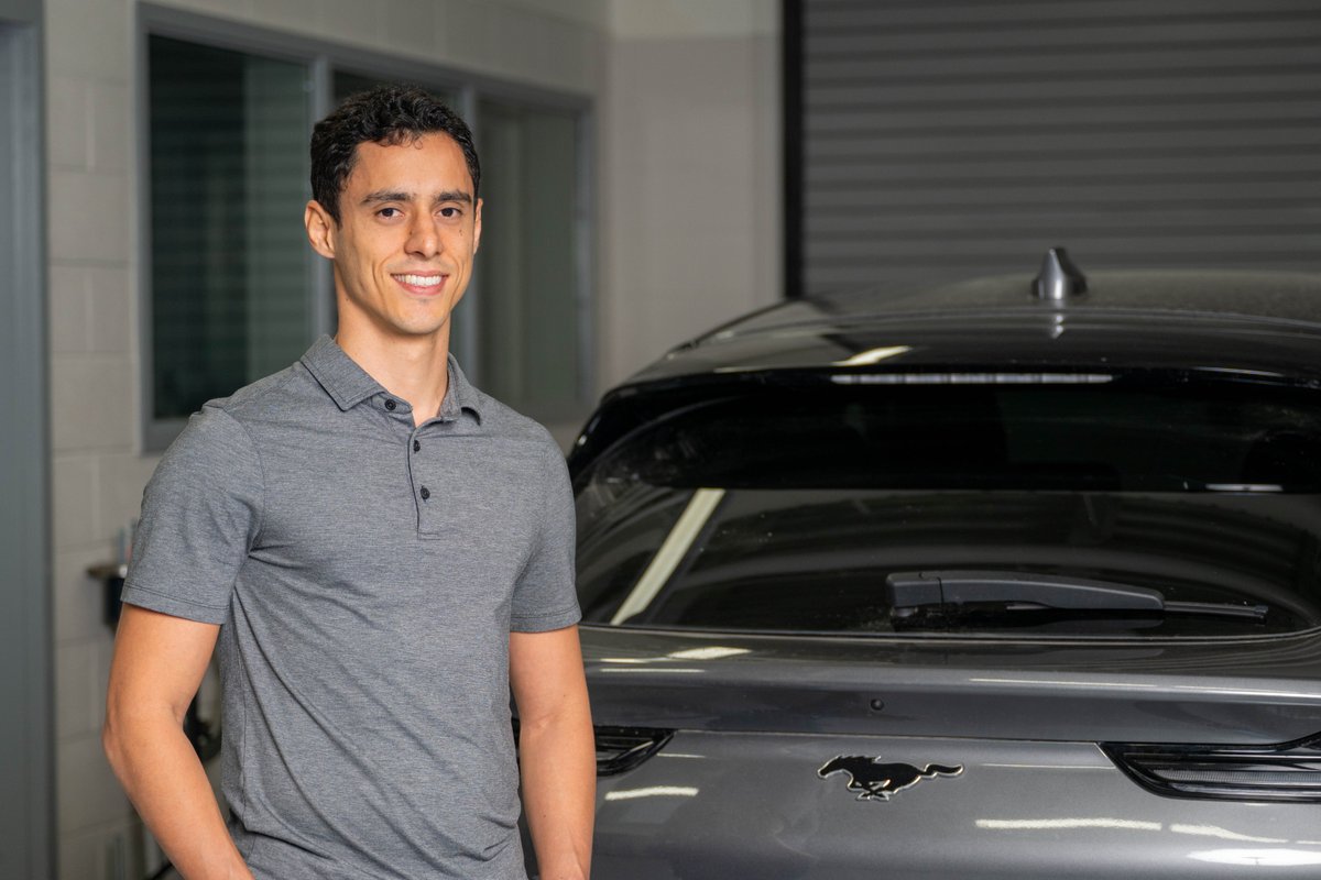 Did you know? Professor Caniggia Viana is exploring ways to use pre-existing car parts to streamline electric vehicle charging! This research could revolutionize the industry and reduce environmental impact. Let's drive the change! ⚡🌿 #Innovation
