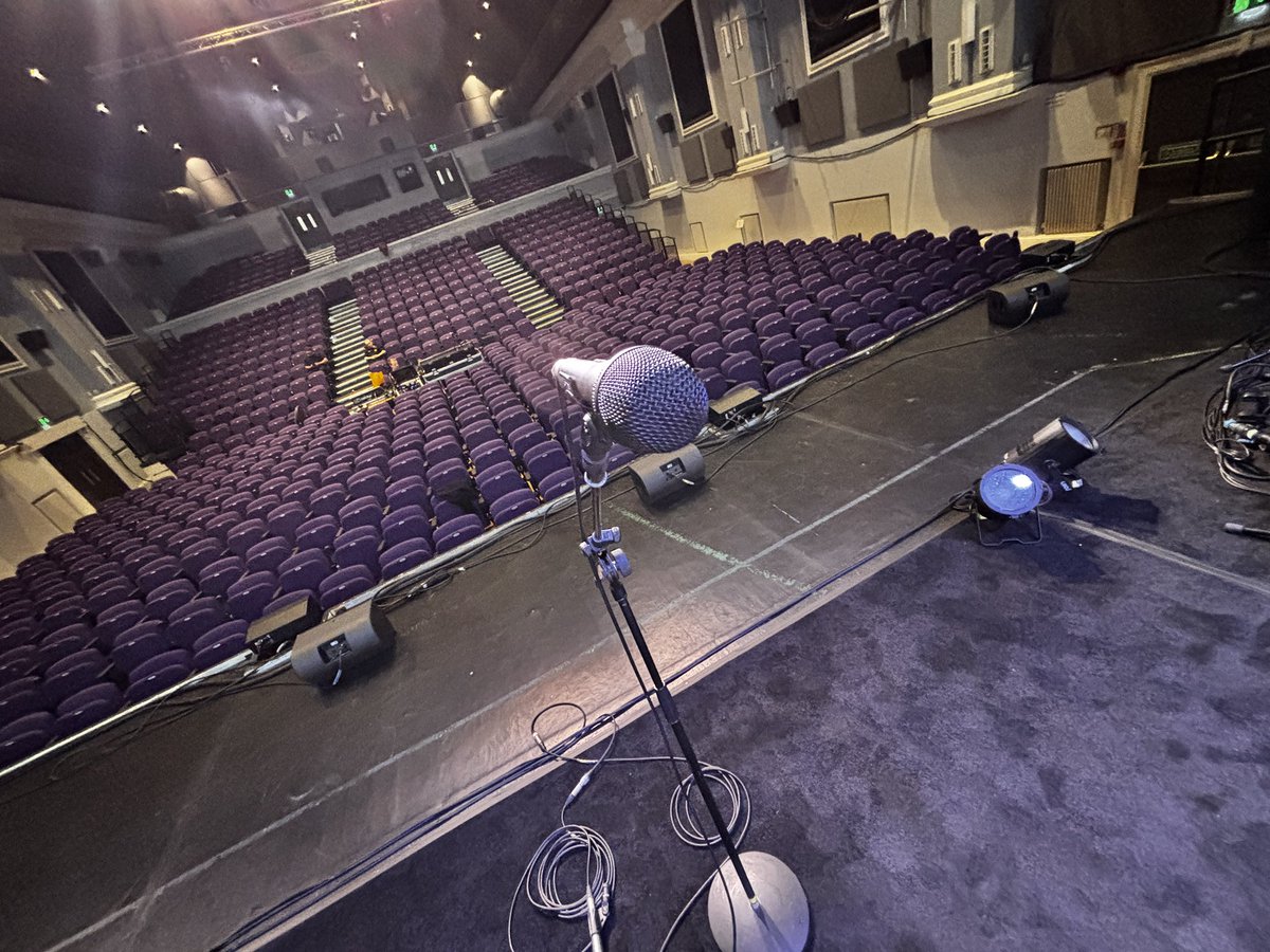 Good afternoon DORKING ❤️... All set for soundcheck over at DORKING HALLS. Always a pleasure. See you all tonight! Marvelous Monday full house. 🙏 #rumoursoffleetwoodmac #fleetwoodmac @rumoursoffleetwoodmac @dorkinghalls