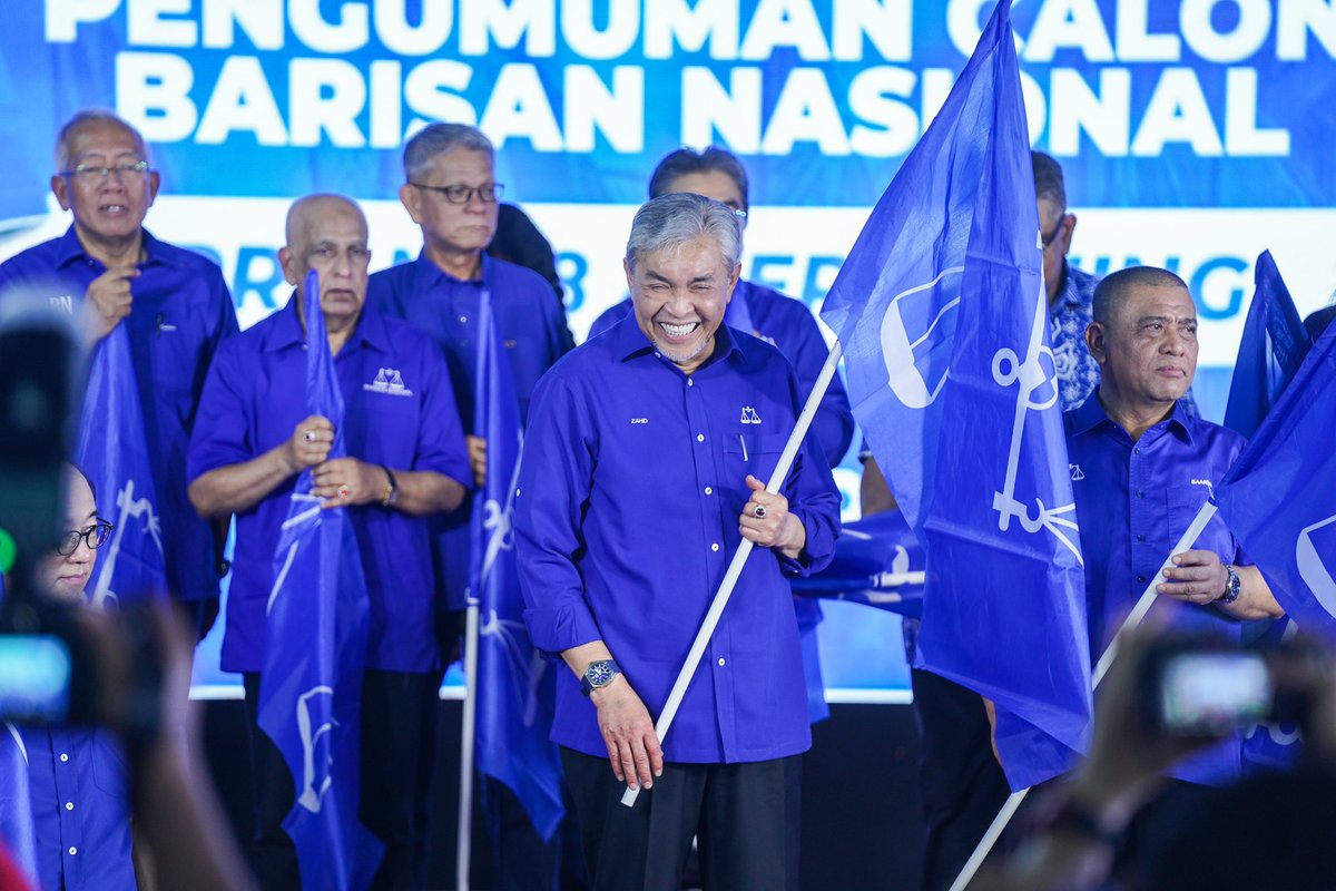 Hadir ke Majlis Pelancaran Jentera BN DUN Ayer Kuning dan Rumah Terbuka Parlimen Tapah. Jentera BN bersatu dengan semangat tinggi untuk memastikan kemenangan PRK DUN Ayer Kuning. Calon BN, Dr. Ustaz Yusri Bakir diperkenalkan.