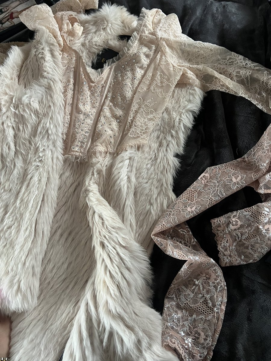 inessa_lothbrok's tweet photo. Raise ur hand 🙂‍↔️🤚🏼if u can’t ever chose what to wear &amp; are always late bc of it 🥹
Bc ok it has to come from feeeeeeels + inspiration..
&amp; this.. black swan #market + gloomy skies of NY are… making me wanna wear #allewhite to celebrate how #cozy #transferofwealth No fear ⚔️ https://t.co/E4iVw54tHe