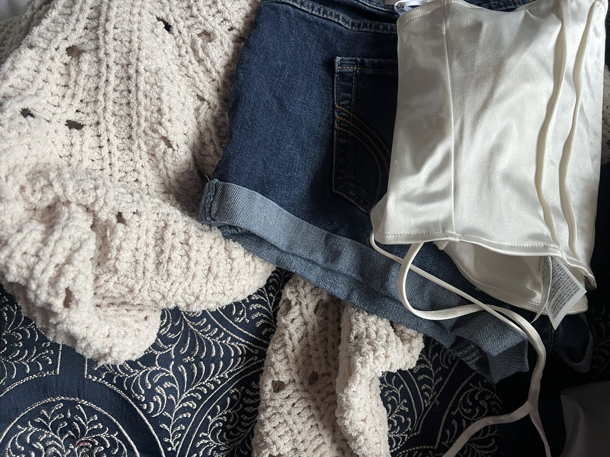 inessa_lothbrok's tweet photo. Raise ur hand 🙂‍↔️🤚🏼if u can’t ever chose what to wear &amp; are always late bc of it 🥹
Bc ok it has to come from feeeeeeels + inspiration..
&amp; this.. black swan #market + gloomy skies of NY are… making me wanna wear #allewhite to celebrate how #cozy #transferofwealth No fear ⚔️ https://t.co/E4iVw54tHe
