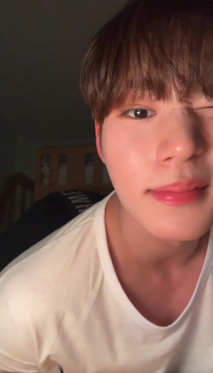eeeewjrj's tweet photo. 중딩시절 복싱 배우면서 살이 빠질 때 쯤
인터스텔라 보면서 잠오는 거 참으려고 눈에 힘주다 생긴 후천적 쌍커풀이라는 말에 걍 나자빠짐 https://t.co/jS0qERFM4L