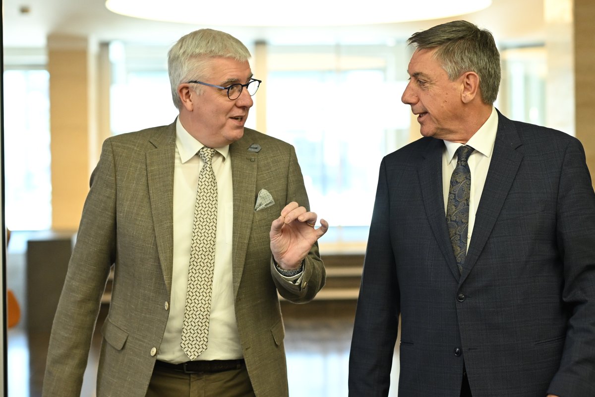 Daarnet te gast bij het <a href="/VBOFEB/">VBO FEB</a>  om ondernemers te informeren over onze hervormingsplannen.
Want  het zijn die ondernemers die hun bedrijf en personeel op sleeptouw nemen door de verschillende hervormingen van de financiën en de pensioenen. <a href="/PieterVBO/">Pieter TIMMERMANS</a> 

©triptyque