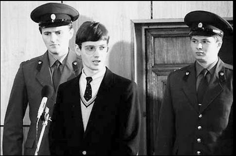 itsevanyoffe's tweet photo. In 1982, a 17-year-old pilot broke into Soviet airspace and landed a plane in Red Square.
No book taught him how.
He learned by doing.
Here’s the story—and the lesson nobody talks about: 👇 https://t.co/riMzuLyuGH