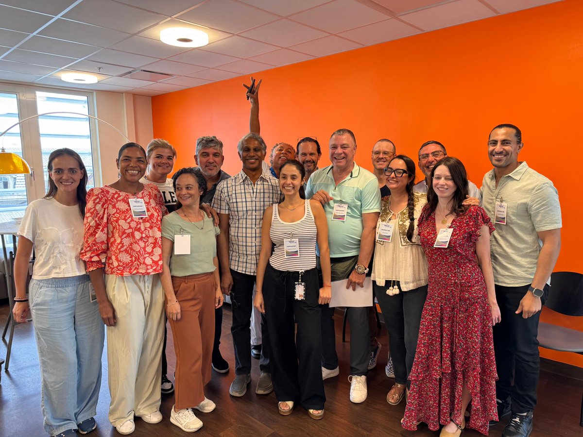 anesthesiadocmd's tweet photo. Sharing #POCUS knowledge in beautiful Curaçao! 🇨🇼 🫀🫁
Huge thanks to the #NASKHO team for a well-organized and impactful event! @KalagaraHari @gomez_morad @NibrasBughrara @JohnHagenMD @anesthesiadocmd @_Walid_01 @CubillosMd @lgiron86 https://t.co/316I66lkGI