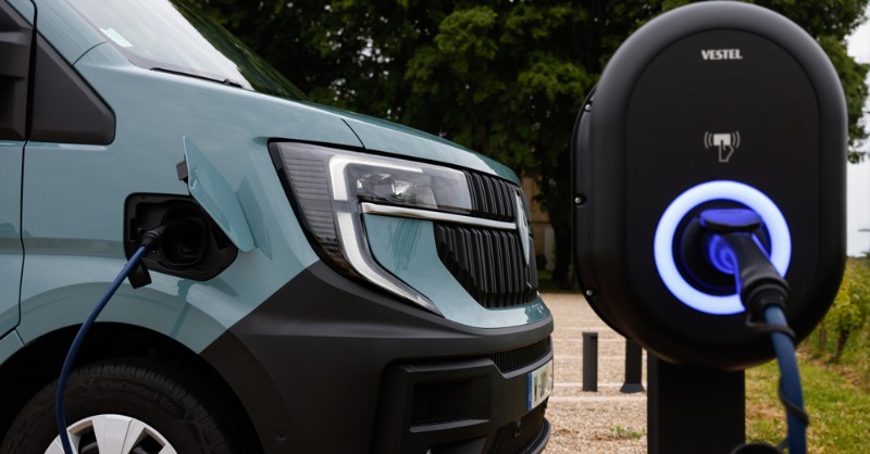 fleetallianceev's tweet photo. Vans have been the tricky part of fleet decarbonisation... Well not anymore! 

With the Plug-in Van Grant extended to 2026, EV range improvements &amp; more rapid chargers, now’s the time to switch.⚡🚐

Read more below...

#EVFleets #NetZero #ElectricVans