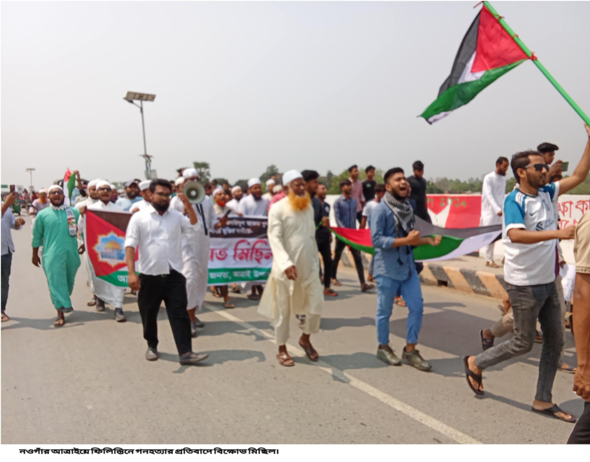 আত্রাইয়ে তৌহিদী জনতার উদ্যোগে ফিলিস্তিনে গণহত্যার প্রতিবাদে বিক্ষোভ মিছিল