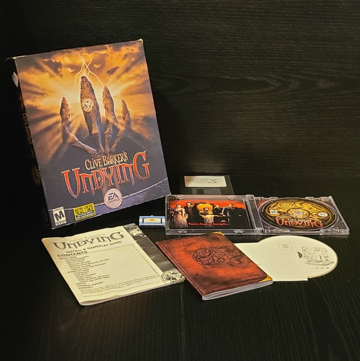 mgc_inventory's tweet image. :videogame: ID_0223
Clive Barker´s Undying (19-feb-2001)
Developer : Electronics Arts LA
Publisher : Electronic Arts, Inc.
Ver : US - CD - PC

#electronicsarts #undying #clivebarker #bigbox #retrogames #bigboxgames #bigboxgamecollector #videogames #videogamecollector