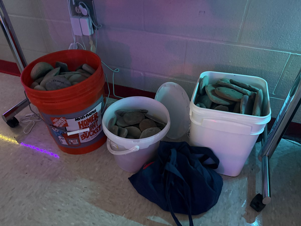We have 3 buckets &amp; 1 bag of rocks! 🪨 We need help with paint supplies  🙏
#BetterTogether 
donorschoose.org/project/our-be…