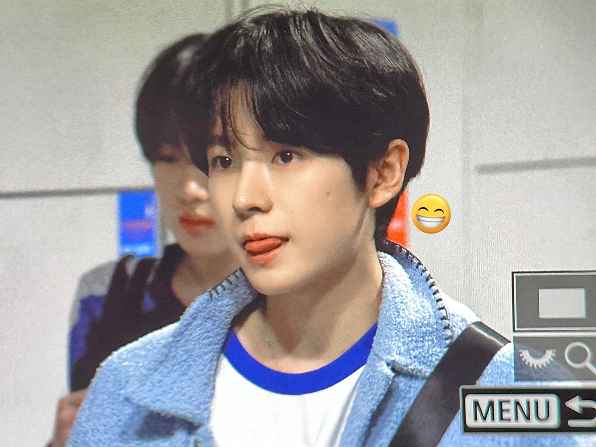 얘 
너 깃 펴졌어 공작새