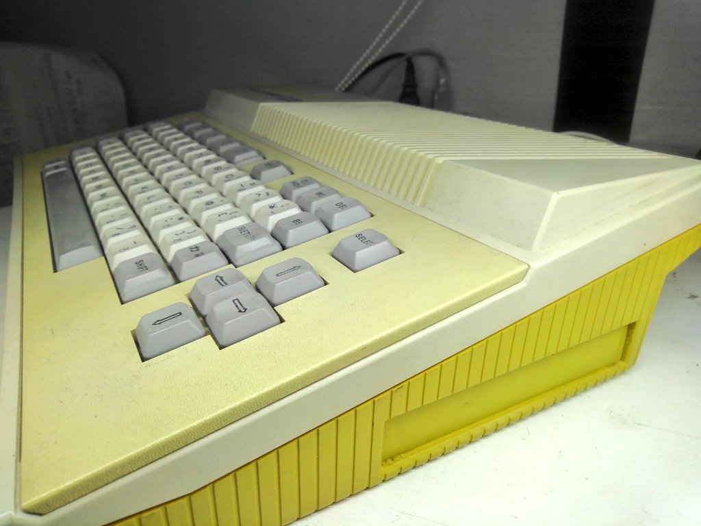 toshitada1973's tweet image. 富士通唯一のMSX、FM-Xだよ。どうにもキーがFMシリーズ。本気になればFM-7とドッキングしてパワーアップ…するの? #FMX #MB25150