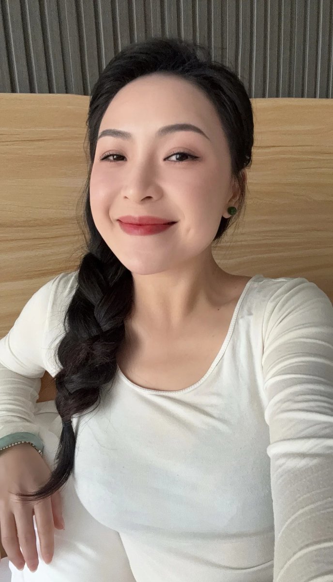 今天随手编了个辫子，自己拿手机一拍，哇，少女感是不是满屏溢出来？哈哈，越看越觉得自己挺可爱！