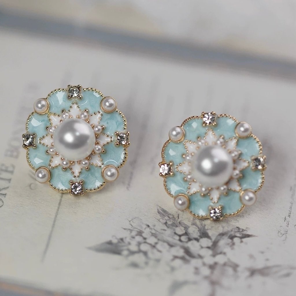 【月下雪華】
釉細工アクセサリー

¥6999
thebase.com/to/item?item_i…

ガラス細工のような透光性を持つドリップ釉が、  
真珠を月光に浮かぶ雪の結晶で包み込みます。  

#airoselect 
 #ハンドメイド好きさんと繋がりたい #AIRO 
#アクセサリー 
#ピアス 
#ピアス女子 
#イヤリング 
#earrings