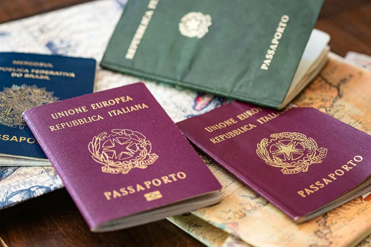 Passports: why do we have these paper booklets?
This fascinating article coilink.org/20.500.12592/8… examines them as vehicles for controlling populations, both migrant and sedentary, and how they underpin a hierarchical system of rights, privileges, and liabilities. #passports
