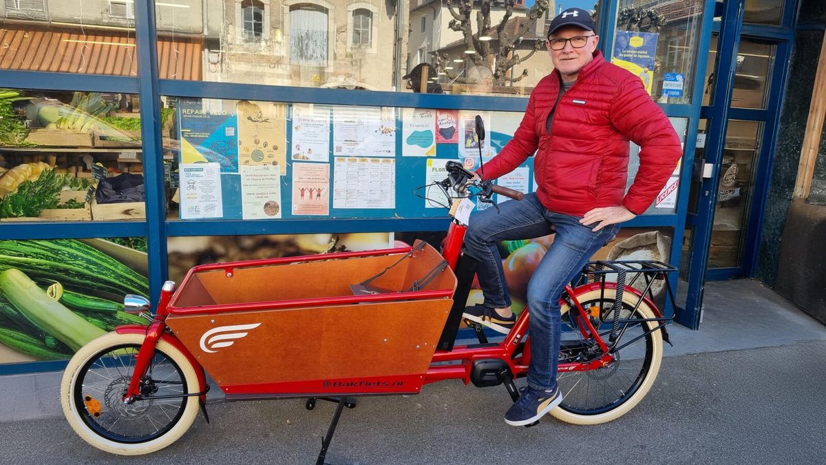 Amst_Air's tweet image. Un vélo pour réparer des vélos ! 🚲💡
Notre #biporteur électrique Bakfiets Confort devient l’atout mobile de l'atelier Repair'vélo à #PontAMousson. Idéal pour venir en aide aux particuliers en panne de vélo directement à domicile ! #MeurtheEtMoselle
📰🔍estrepublicain.fr/societe/2025/0…