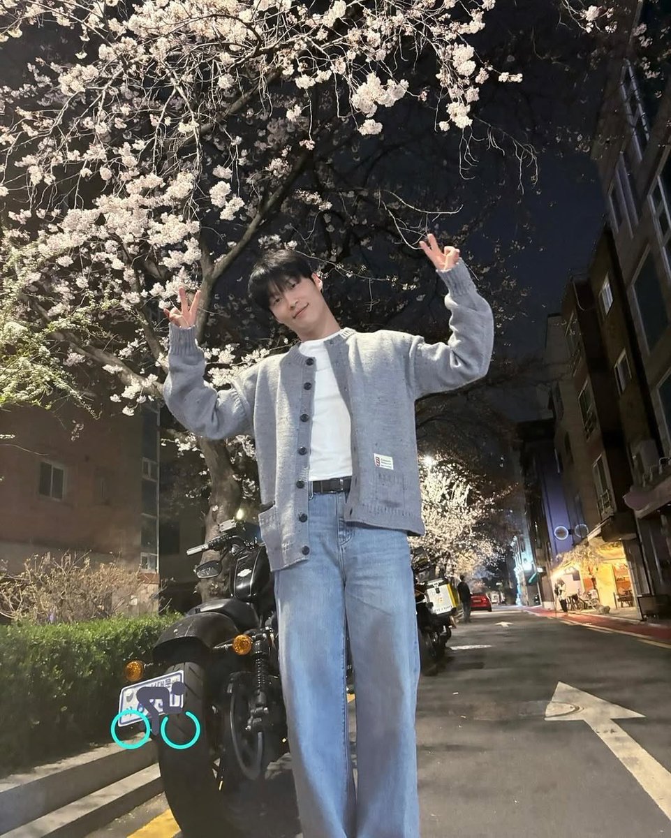 어쩜 이렇게 볼때마다 얼굴이 더 잘생겨지지