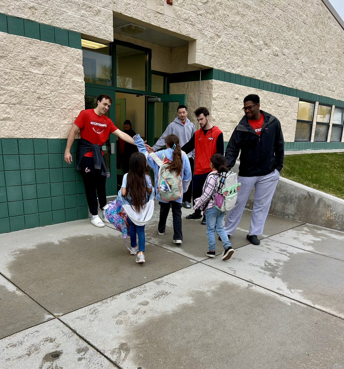 Getting ‘touches’ or High Fives @ Iowa Elementary this morning. #highfivemonday <a href="/NNUSports/">NNU Nighthawks</a>