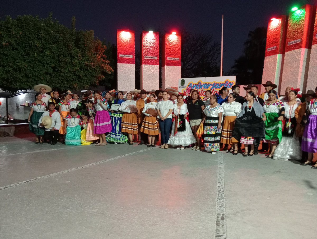 XFolklorico's tweet photo. Presente en el primer aniversario del grupo folklórico Xochicalco Por Siempre, gracias por la invitación y un honor saludar al Profesor Mario Caballero Chavez 🤗👊🏻🍀 https://t.co/5GPjR5C9N8