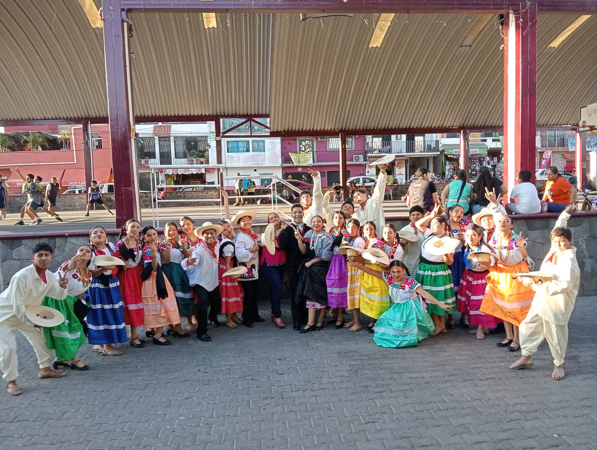 XFolklorico's tweet photo. Presente en el primer aniversario del grupo folklórico Xochicalco Por Siempre, gracias por la invitación y un honor saludar al Profesor Mario Caballero Chavez 🤗👊🏻🍀 https://t.co/5GPjR5C9N8