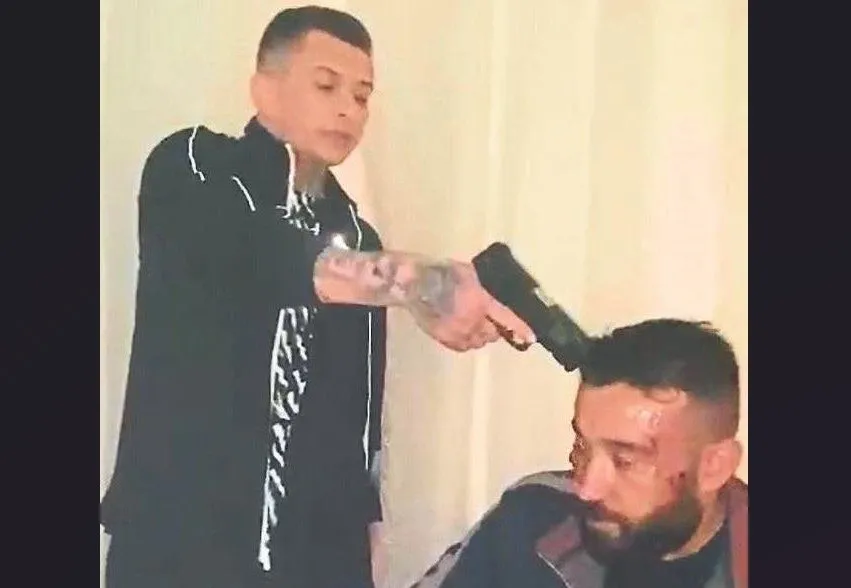 darkwebhaber's tweet photo. İzmir'de otomobil galerisi ve akaryakıt istasyonlarını haraca bağlayan ve kırmızı bültenle aranan  "Glock" lakaplı çete lideri Sercan Sayal, Yunanistan'da yakalandı.  

Adalet Bakanlığı, Sayal'ın iadesi için çalışma başlattı. https://t.co/XtCrmLDF5W