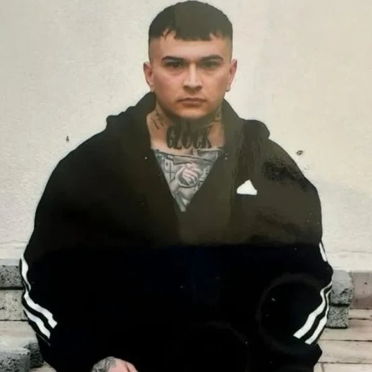 darkwebhaber's tweet photo. İzmir'de otomobil galerisi ve akaryakıt istasyonlarını haraca bağlayan ve kırmızı bültenle aranan  "Glock" lakaplı çete lideri Sercan Sayal, Yunanistan'da yakalandı.  

Adalet Bakanlığı, Sayal'ın iadesi için çalışma başlattı. https://t.co/XtCrmLDF5W