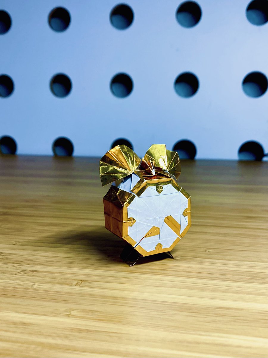 森末くん(<a href="/keimorisue/">Kei Morisue</a> )のClock
15cm 金ホイル紙より
正方形1枚折りで切り込みなし
ベルが2つついている典型的な目覚まし時計を見事に表現した作品
朝目覚ましが鳴る7:20を指してる針も秀逸
とにかくかわええ
#折り紙 
#折り紙作品  
#時計 
#目覚まし時計 
#origami 
#clock