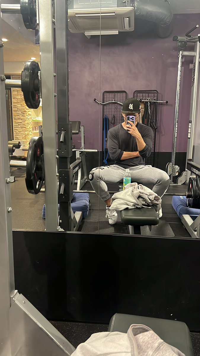 背中やらなすぎて
広がりがなくなった

やばいから今日死ぬほど引っ張った

引っ張りまくったら羽生えた

飛んでった先はカンボジア❓