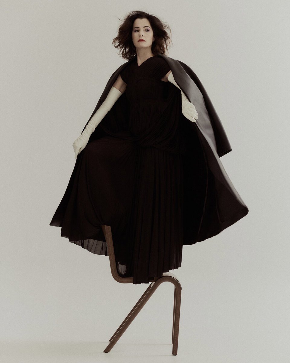 Parker Posey wears the Spring 2025 Rumi Dress in Black for WWD 
#proenzaschouler #ParkerPosey #WhiteLotus 

Photography by Myrthe Giesbers