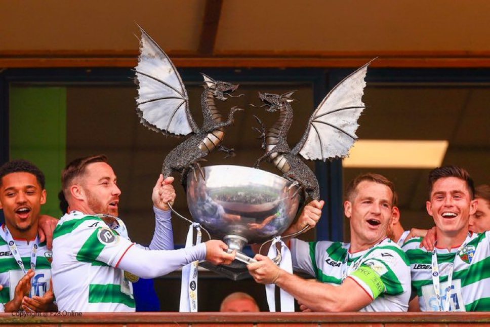 Mercado_Ingles's tweet image. The New Saints salieron campeones de la Cymru Premier (Liga de Gales) y así es el trofeo de la liga: 🏴󠁧󠁢󠁷󠁬󠁳󠁿🟢