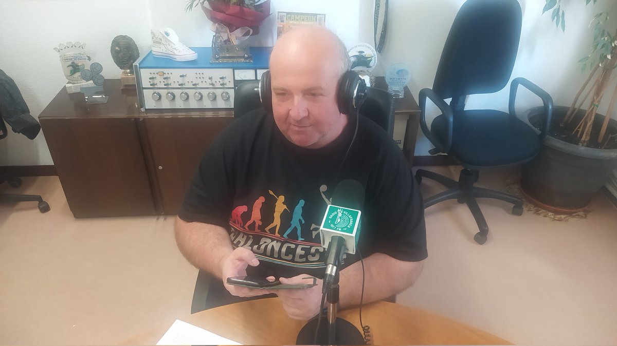 RadioVillafranc's tweet photo. Con las torrijas sobre la mesa arranca @TripleDoble_RV. 
Una tarde más @alvarodecima1, en la dirección, hoy habla con: Sergio Martínez, MA Montanero, José Ríos, Edu Durán, Joaquín Vicente, Agustín Gordo, Alejandro Fisac, Fernando Sierra y Andoni Bueno. 
Sonido: @juanfranradio https://t.co/jnWS9t3G3o