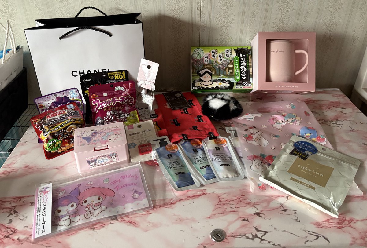 コタと久しぶりに会ってランチして誕生日プレゼントたくさん頂いた🫶🏻︎💕︎︎
私の好きな物わかってくれててさすがコタ🥰
プレゼントはもちろん当たり前にめちゃくちゃ嬉しかったし、久しぶりに会えた事もガチ嬉しかった♥️ほんとにありがとう(*´︶`)🌹