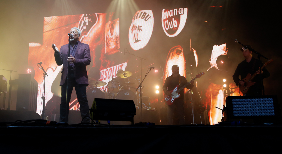 🎤 #ThrowbackThursday to the last time <a href="/RealSirTomJones/">Tom Jones</a> lit up Slessor Gardens in Dundee – what a night that was! 🔥 Thousands singing every word, dancing in the summer air… pure magic.

🎟️ bit.ly/4gPIdWG