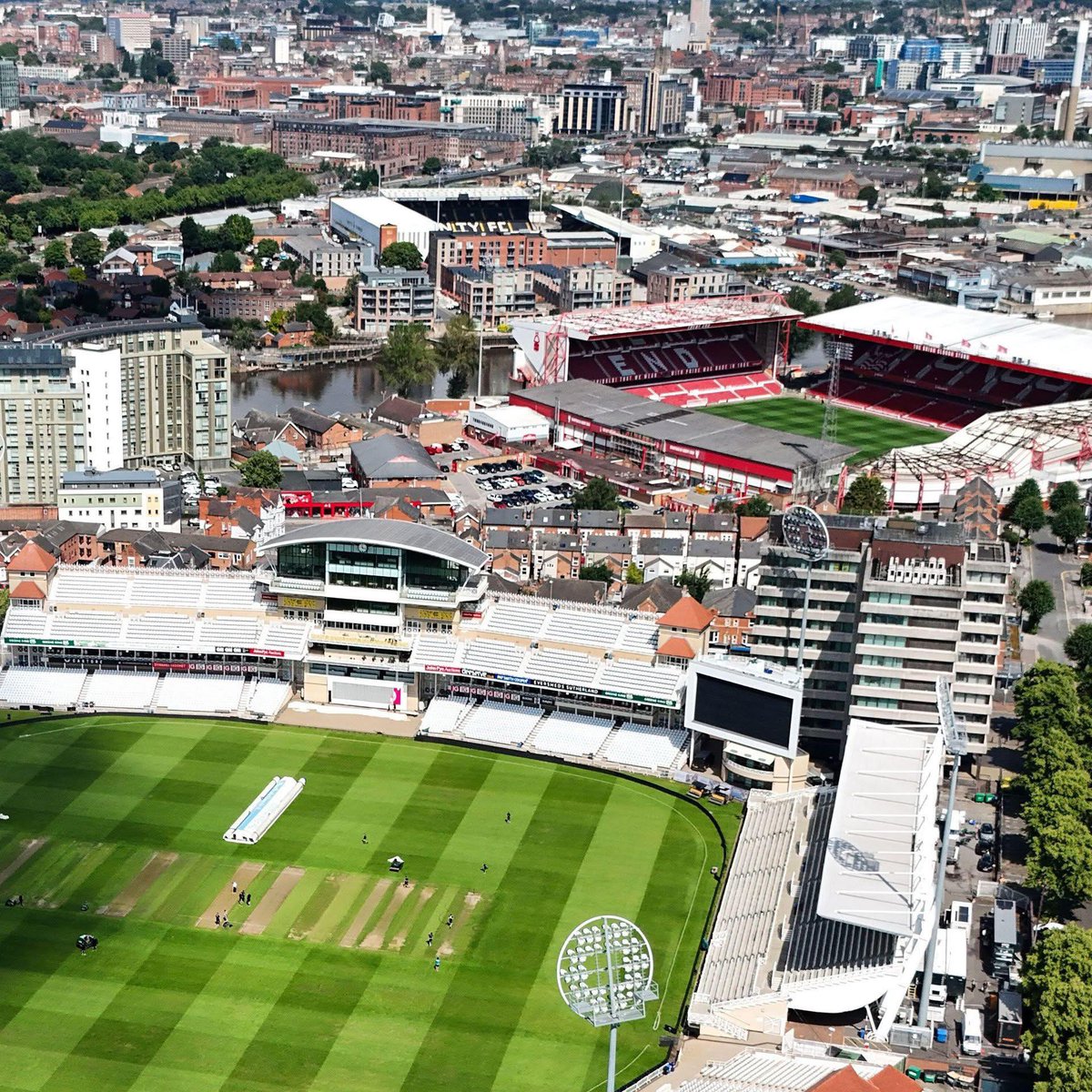 Footballtweet's tweet image. ⚽️ City Ground
⚽️ Meadow Lane
🏏 Trent Bridge
⛸️ National Ice Centre (top right)

The homes of Nottingham Forest, Notts County, Nottinghamshire CCC and Nottingham Panthers all in one photo. 👏