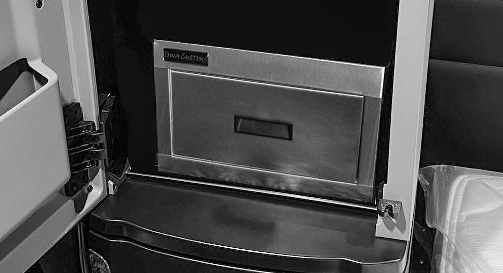 CustomsIowa's tweet image. Stay organized in style with #IowaCustoms Peterbilt 589 Storage Solutions! Choose from single or four-drawer kits for driver or passenger sides in Gloss Black or Brushed Stainless Steel. 

Order Now » tinyurl.com/mr2njwcc

#DrivenToBeBold
#Trucking
#Peterbilt