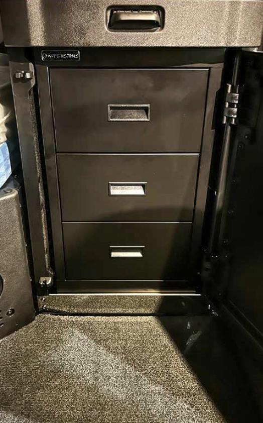 CustomsIowa's tweet image. Stay organized in style with #IowaCustoms Peterbilt 589 Storage Solutions! Choose from single or four-drawer kits for driver or passenger sides in Gloss Black or Brushed Stainless Steel. 

Order Now » tinyurl.com/mr2njwcc

#DrivenToBeBold
#Trucking
#Peterbilt