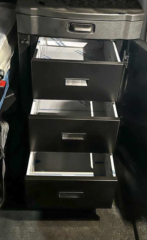 CustomsIowa's tweet image. Stay organized in style with #IowaCustoms Peterbilt 589 Storage Solutions! Choose from single or four-drawer kits for driver or passenger sides in Gloss Black or Brushed Stainless Steel. 

Order Now » tinyurl.com/mr2njwcc

#DrivenToBeBold
#Trucking
#Peterbilt