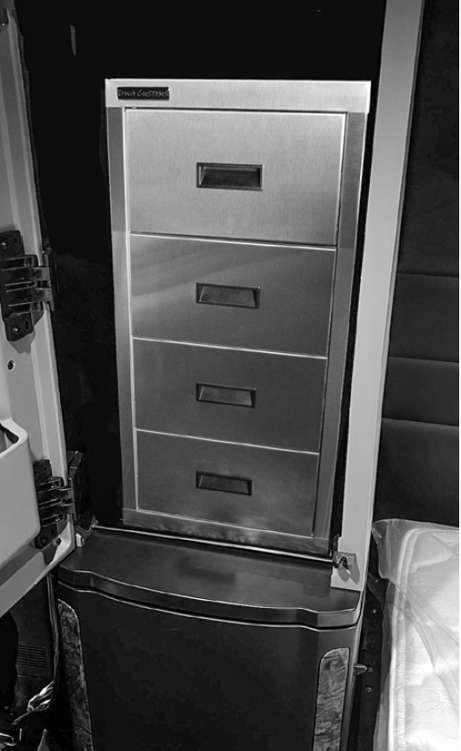 CustomsIowa's tweet image. Stay organized in style with #IowaCustoms Peterbilt 589 Storage Solutions! Choose from single or four-drawer kits for driver or passenger sides in Gloss Black or Brushed Stainless Steel. 

Order Now » tinyurl.com/mr2njwcc

#DrivenToBeBold
#Trucking
#Peterbilt