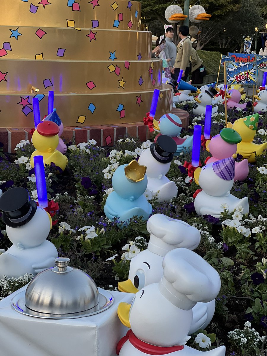 ペンライトをもったクワッキーダックは
夜ペンライトが光るかわいい💡

ディズニーランド
ドナルドのクワッキー・ダック！ダック！ダックシティ！