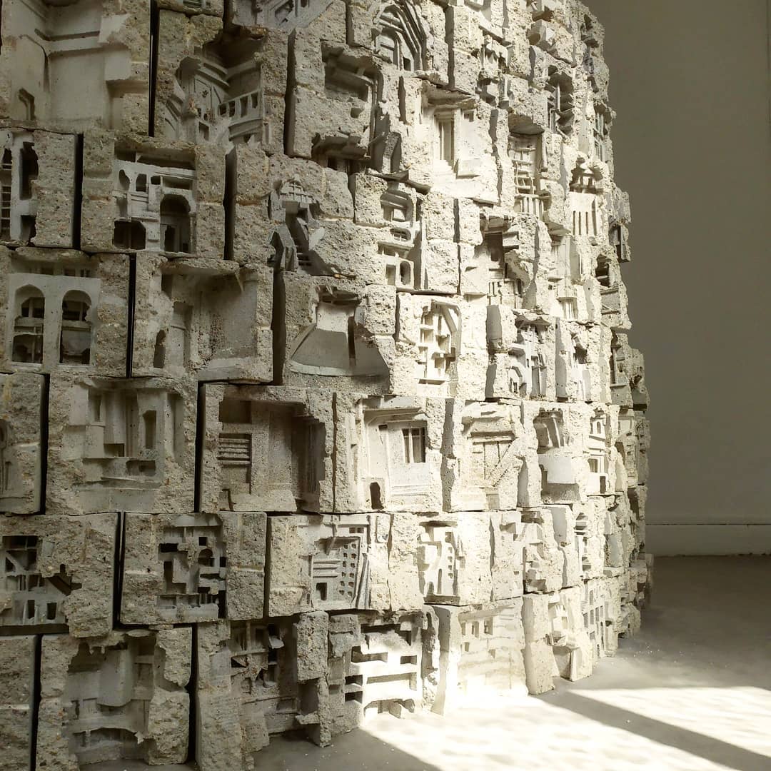 Entre réel et imaginaire, 𝗝𝘂𝗹𝗲𝘀 𝗚𝗼𝗹𝗶𝗮𝘁𝗵 façonne des installations immersives où l’espace devient un langage. 🌀🎭

🔜 À découvrir à la 𝗕𝗶𝗲𝗻𝗻𝗮𝗹𝗲 𝗘́𝗺𝗲𝗿𝗴𝗲𝗻𝗰𝗲𝘀 𝟮𝟬𝟮𝟱 !

#BiennaleEmergence25  #Artisanat  #Design