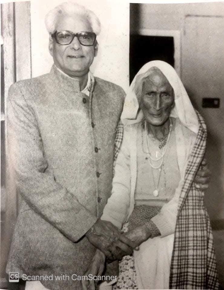 "भैरूंसिंह तू आ सरपंचाई छोङ र कोई चौखी बाण्या की नौकरी कर ले!"

1978 । मुख्यमंत्री निवास, जयपुर

राजस्थन के मुख्यमंत्री श्रद्धेय भैरूंसिंह जी शेखावत बहुत देर तक काम करने के आदि थे । बतौर मुख्यमंत्री वे कई बार देर रात तक सचिवालय में काम करते रहते । बाक़ी लोग तो अपना रात्रि भोजन