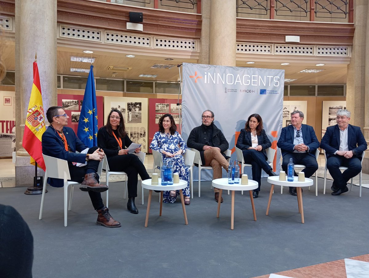 🧠 <a href="/HectorCalvete/">Héctor Calvete Sogo</a>  , agente de innovación de #ValgrAI, ha sido, junto a Lucía Bernad, agente de Innovación de <a href="/VRAIN_upv/">VRAIN</a>  uno de los protagonistas del primer encuentro anual de la Red Innoagents, celebrado en el Palacio de las Comunicaciones de València.
