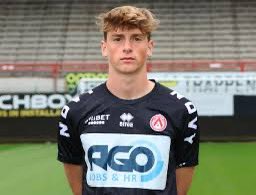 Naar alle waarschijnlijkheid viert Ebbe De Vlaeminck (19) zaterdag zijn basisdebuut bij KV Kortrijk. Lucas Pirard geraakt normaal niet op tijd fit. De Vlaeminck is al de vijfde (!) goalie die dit seizoen het doel van de Kerels verdedigt.