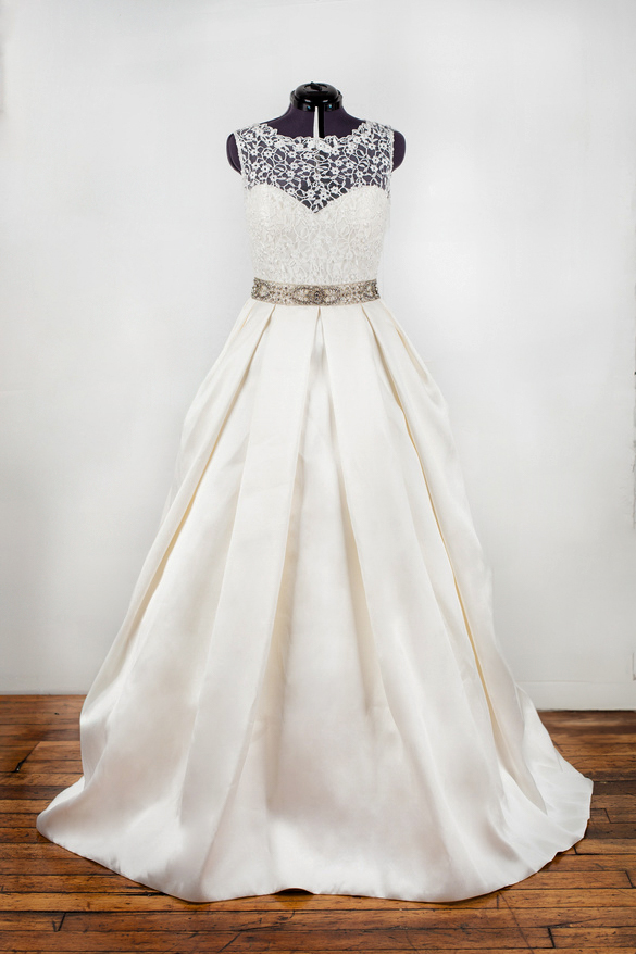 BorrowMagnolia's tweet photo. Looking for that ‘wow’ factor? 😍 The Alma Novia Niquel dress is all about drama and charm! Ballgown elegance, intricate lace, and a belt that sparkles from every angle. Tap the link below to take a peek! 👰‍♀️

https://t.co/h6kMY8Nuin https://t.co/vOnLDeGVlT